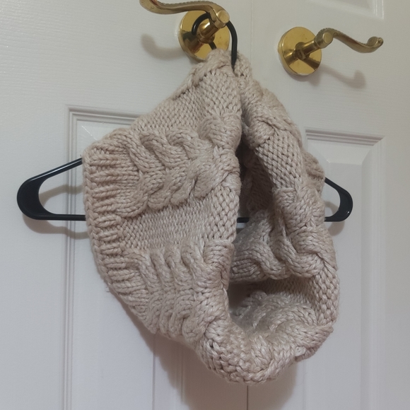 💙 3/$25 GAP beige cable knit infinity scarf with wool - Picture 1 of 6